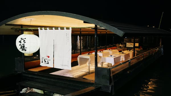 長良川上一艘被改裝為法式漂浮餐廳的私人包船
