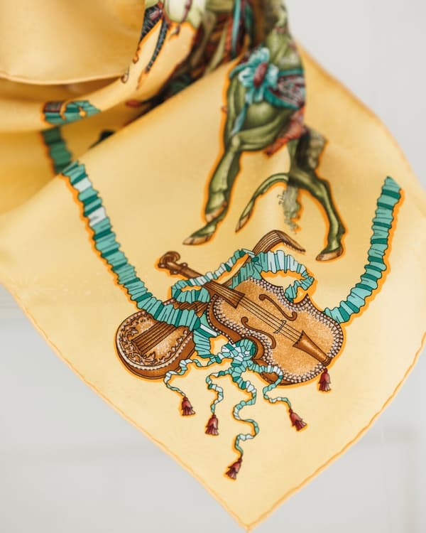 Vintage scarf styling example