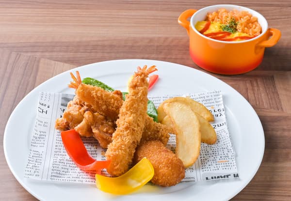 Rincón infantil con arroz con pollo, camarones fritos y otros platos