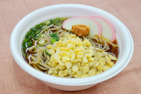 使用小田原梅子酱和鱼板制作的梅花节荞麦面