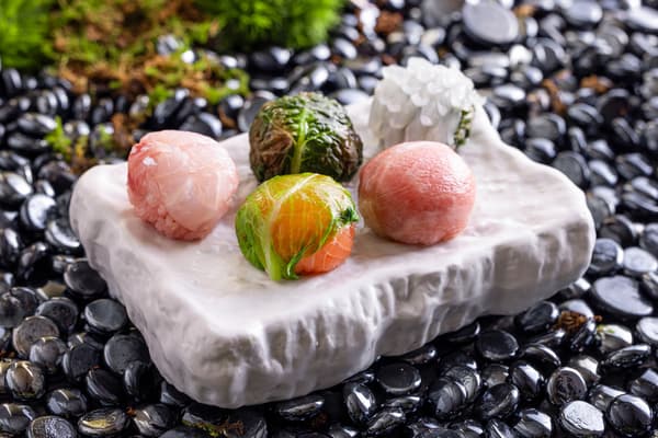 手鞠寿司精选（从左侧顺时针方向）