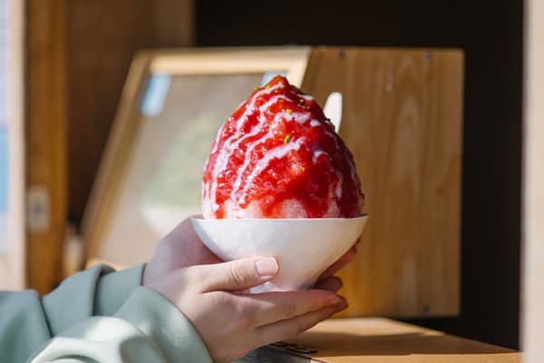 Takeout is now available, letting visitors enjoy the shaved ice while walking near Tottori Sand Dunes