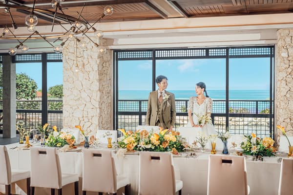 Reception: santapan santai bersama tamu yang menghadap ke laut