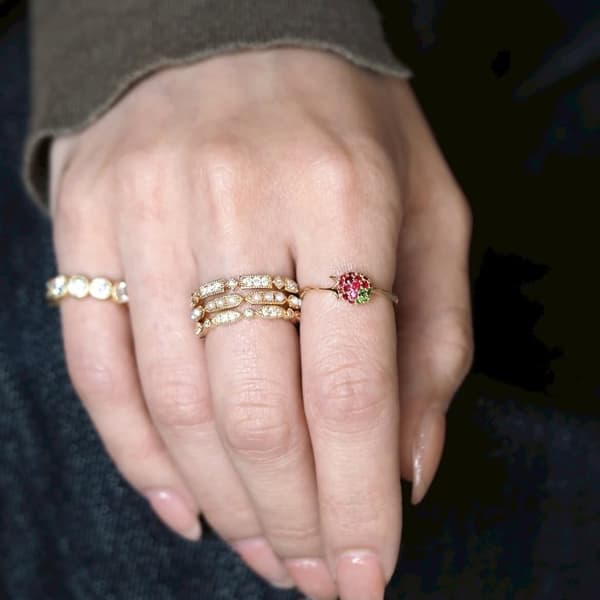 Anillos de Strawberry Jewelry apilados