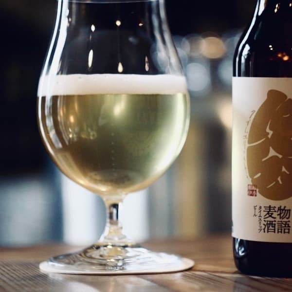 Time Slip Beer dituang ke gelas di sebelah botolnya