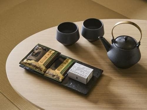 客房設施包括老字號茶葉店「壺市製茶本舗」的煎茶和「金平堂」的金平糖