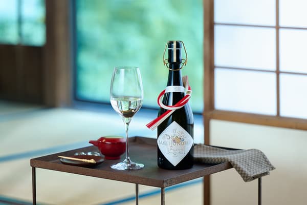 Botol BYAKKO Edisi Tahun Baru 2027 dengan segelas sake