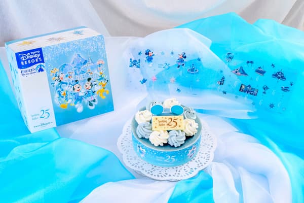 採用慶典藍的東京迪士尼海洋 25 週年紀念蛋糕