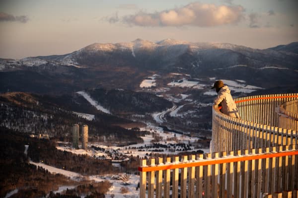 从星野度假村Tomamu“云海露台”（海拔1,088米）看到的景色。北海道的冬天在云海缆车到达的目的地立即展开。
