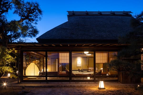 Wara no Ie (藁の家), bangunan terpisah dengan atap jerami (kayabuki), yang diteruskan dari rumah Jepang bersejarah yang dipindahkan dengan perahu ke lokasi saat ini