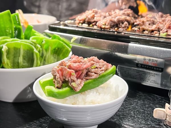 대중야키니쿠 보인보식의 밥 위에 얹은 구운 소고기