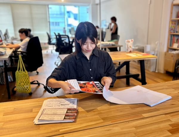 渡边先生准备门票配送