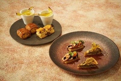 Stand tiga tingkat untuk afternoon tea Symphony of the Autumn Forest