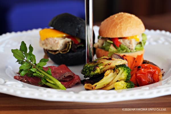 迷你肉酱汉堡、烤牛肉和烤蔬菜