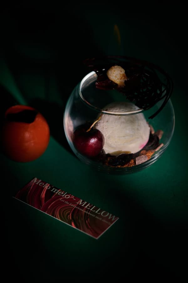 Melo’melo’ – MELLOW, a yogurt ice cream dessert with a chocolate flame and cherry compote