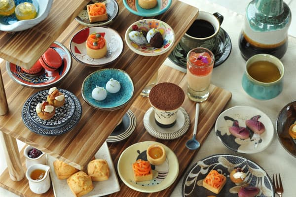 ขนมสีสันสดใสจัดวางบนภาชนะยาจิมุนที่โดดเด่น