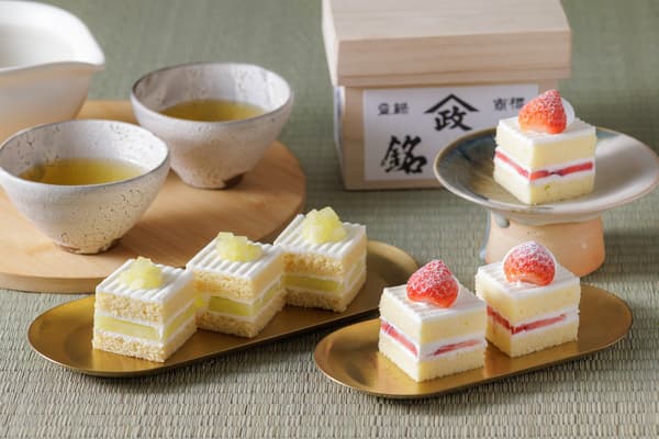 草莓蛋糕和超级蜜瓜蛋糕