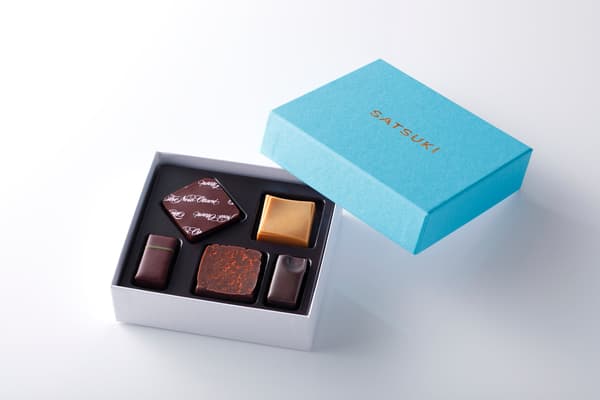 SATSUKI CHOCOLATE (从左上角顺时针方向：“Amaou”、“Caramel”、“Elsa”、“Infiniment Vanille”、“Matcha”)
