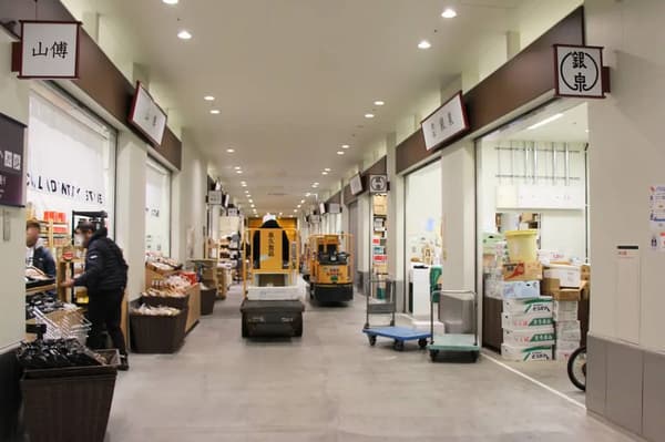 市场工人驾驶炮塔卡车