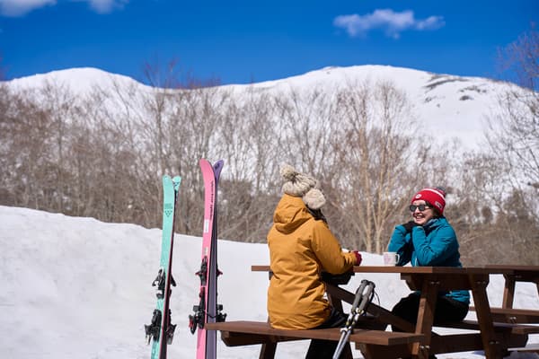 客人专用露台,可一边休息一边欣赏白雪皑皑的至佛山