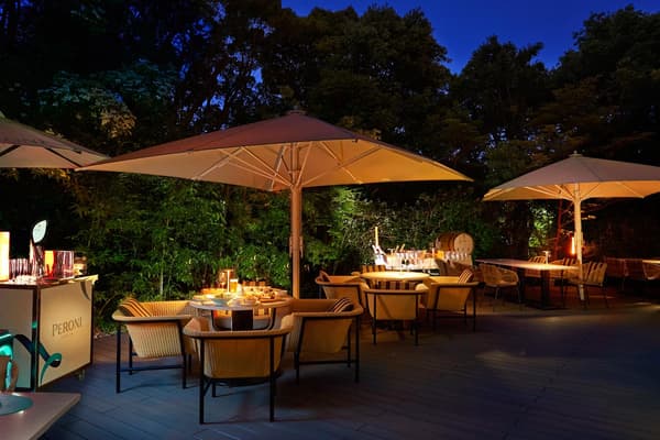 ที่นั่งบนลานระเบียงภายในห้องอาหาร The Terrace