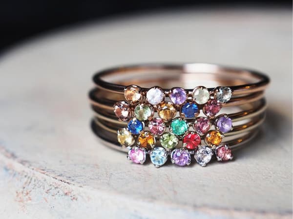 Luce 戒指起价 53,900 日元（粉色蓝宝石、瑞士蓝黄玉、橄榄石、黄水晶、石榴石）