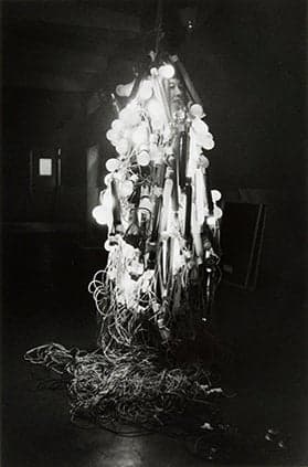 取自「GUTAI PHOTOGRAPH 1956–1957」的攝影作品：田中敦子的《電氣服》