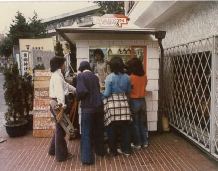 1976년 마리온 크레페가 처음으로 종이 포장 크레페를 선보인 시부야 코엔도리 1호점