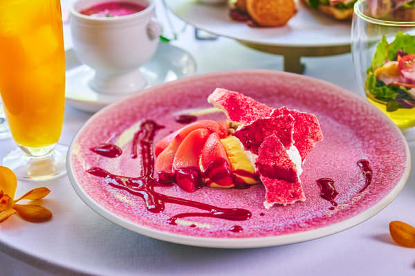 Hidangan penutup spesial Eton Mess dengan buah persik