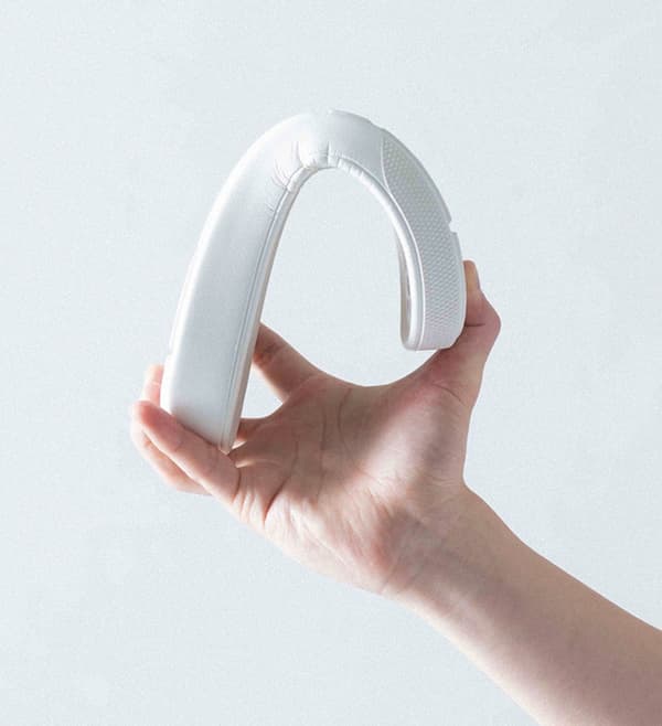 柔软鞋底，出色的缓震性、弹性与耐磨性