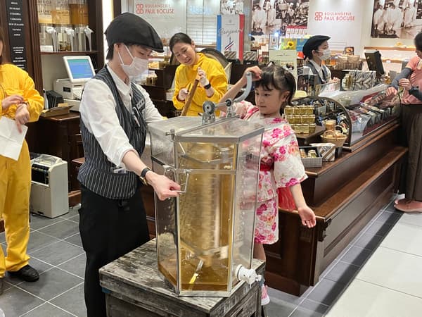 大丸心齋橋店的蜂蜜採集體驗