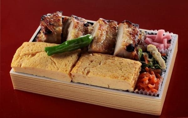Bento de pollo Saikyo-Yaki y huevo Dashimaki