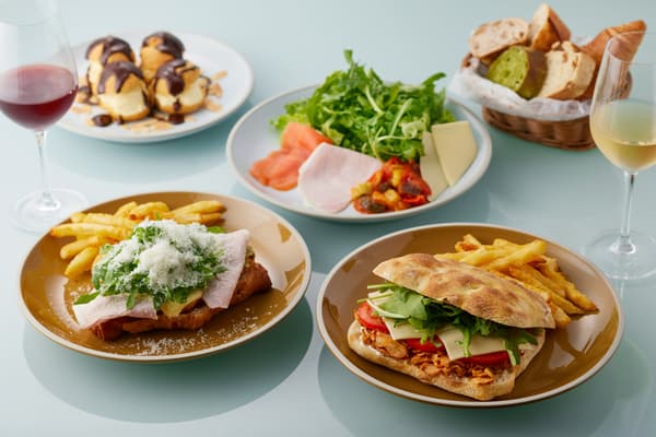 Café interior with 39 seats