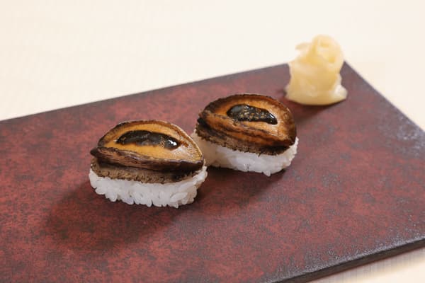 壽司「翔庵湖月」- 噴火灣蝦夷鮑魚嫩煮 - 一件握壽司：¥1,452（照片中顯示為兩件）