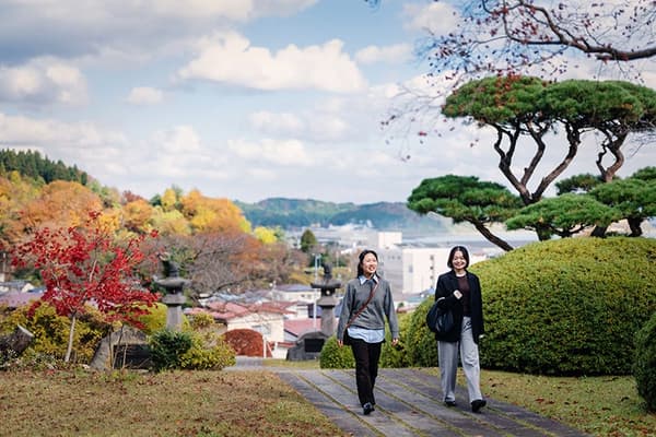 擁有可眺望海景與山景庭園及大廳的大龍寺