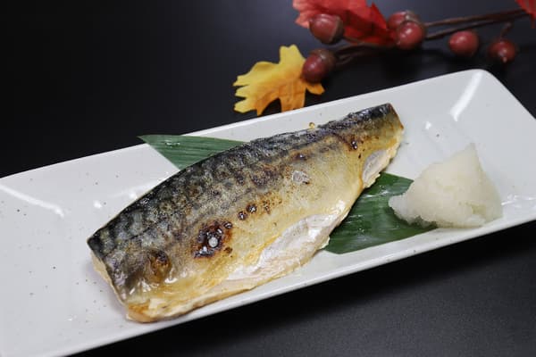 Salt-grilled autumn mackerel