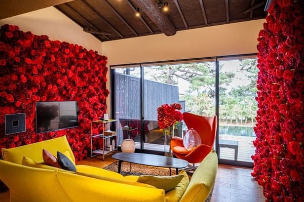 Wall flower arrangement decorating the room for a special occasion