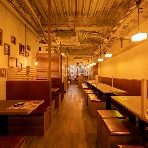 宽敞的餐桌座位区