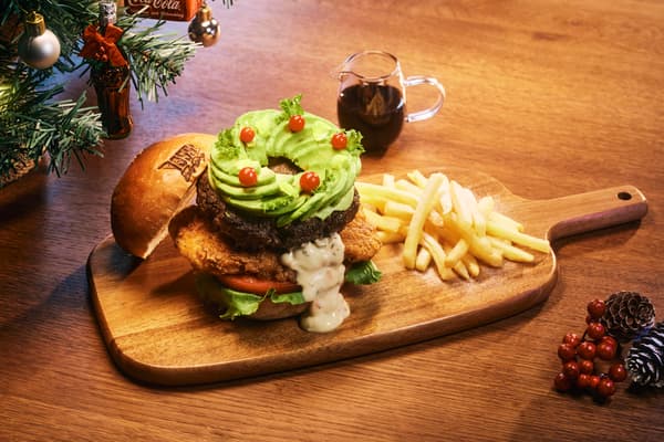Cola Chicken Burger servida con salsa de cola por encima