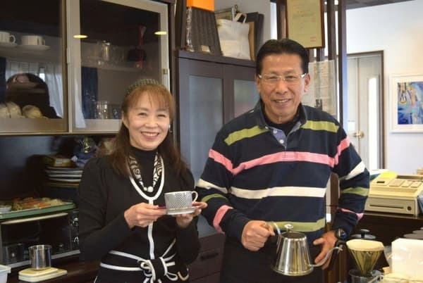 咖啡馆代表岩原（左）和烘焙师增田（右）