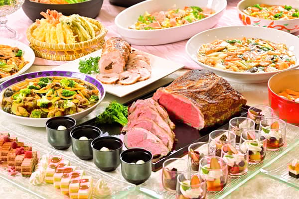 在宴会厅供应的春季自助晚餐