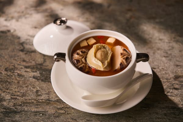 Steamed soup of shiitake mushrooms and abalone