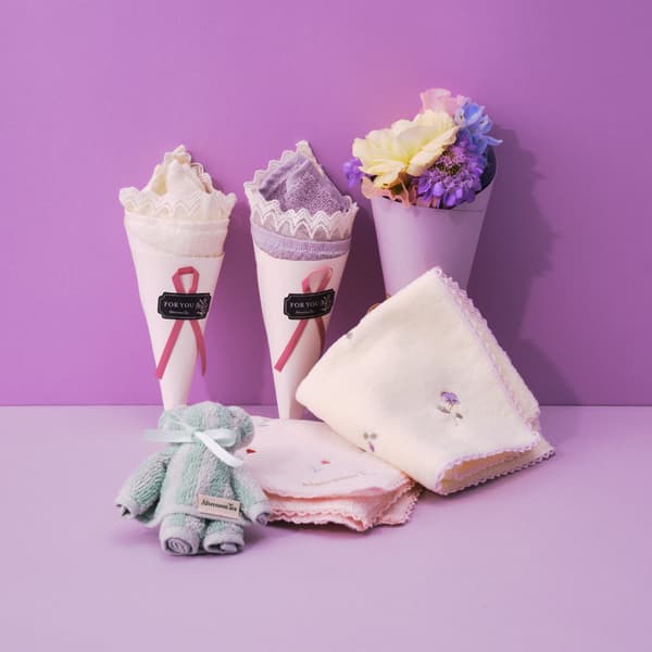 花束迷你毛巾 ¥660 每个, 毛巾熊 ¥660, 刺绣花朵迷你毛巾 ¥880 每个