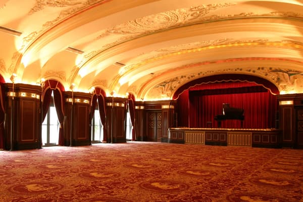 ห้อง Rainbow Ballroom ชั้น 2 อาคารหลัก