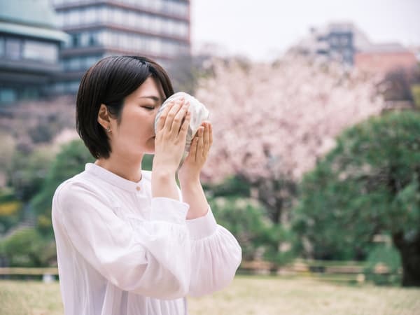 Un huésped disfrutando del té en un cuenco en el jardín