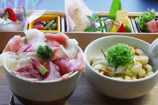 Menú Irodori Gozen con especialidades locales de Ise-Shima