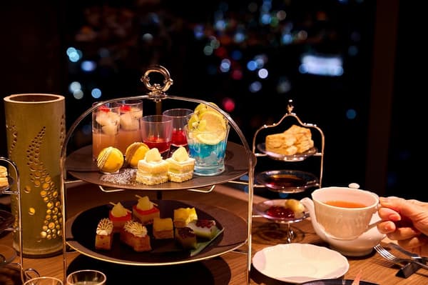 Sky Dining 天空的优雅夜间用餐场景