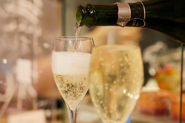 满满的起泡酒（968日元）