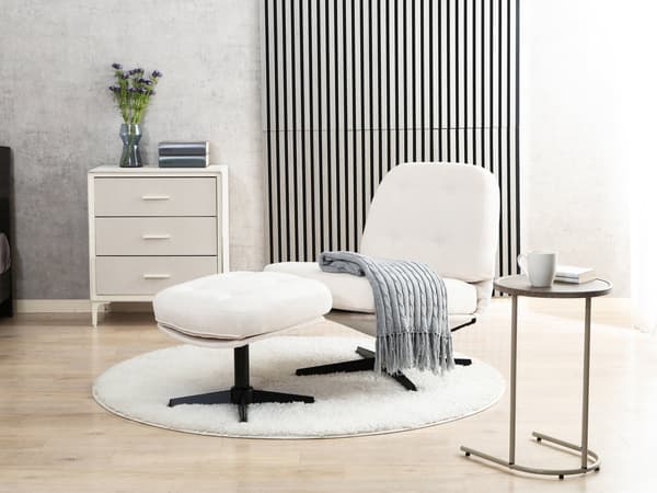 PONY chair – side profile with black steel legs