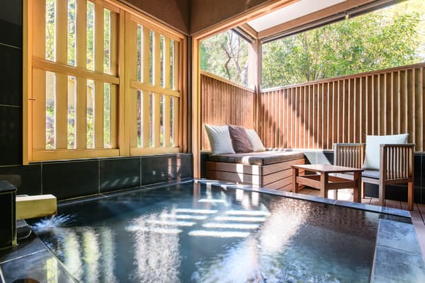 每间客房均设有私人室内温泉浴池